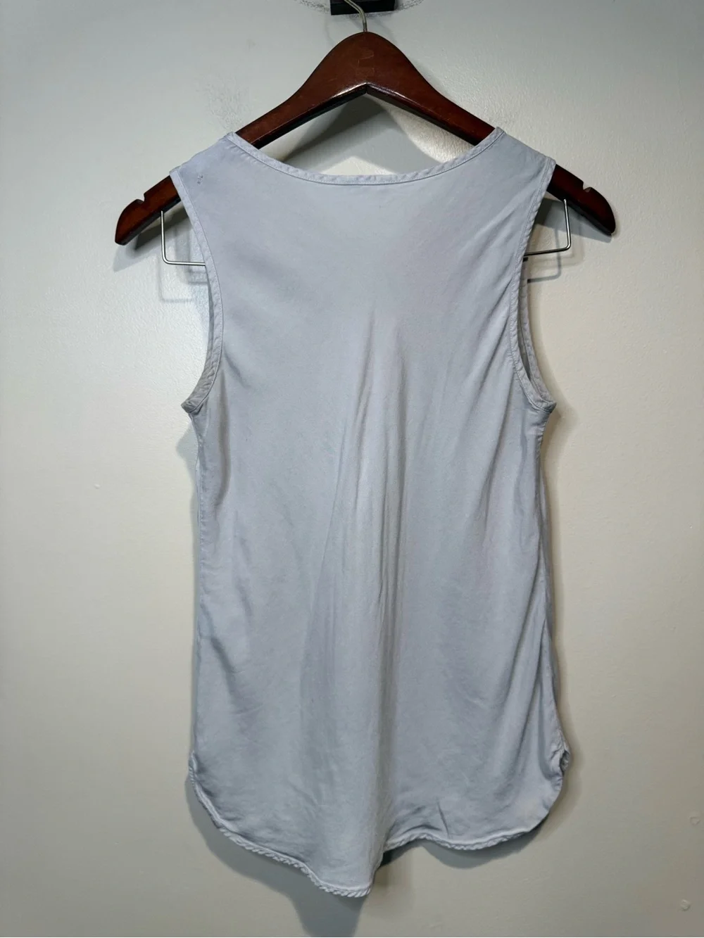 J.McLaughlin Silky flowy sleeveless blouse tank top light grey size small *flaw